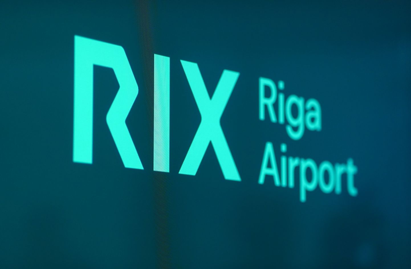 Lidostā "Rīga" norisinās preses konference, kurā informē par lidostas attīstības plāniem un jauno zīmolu.