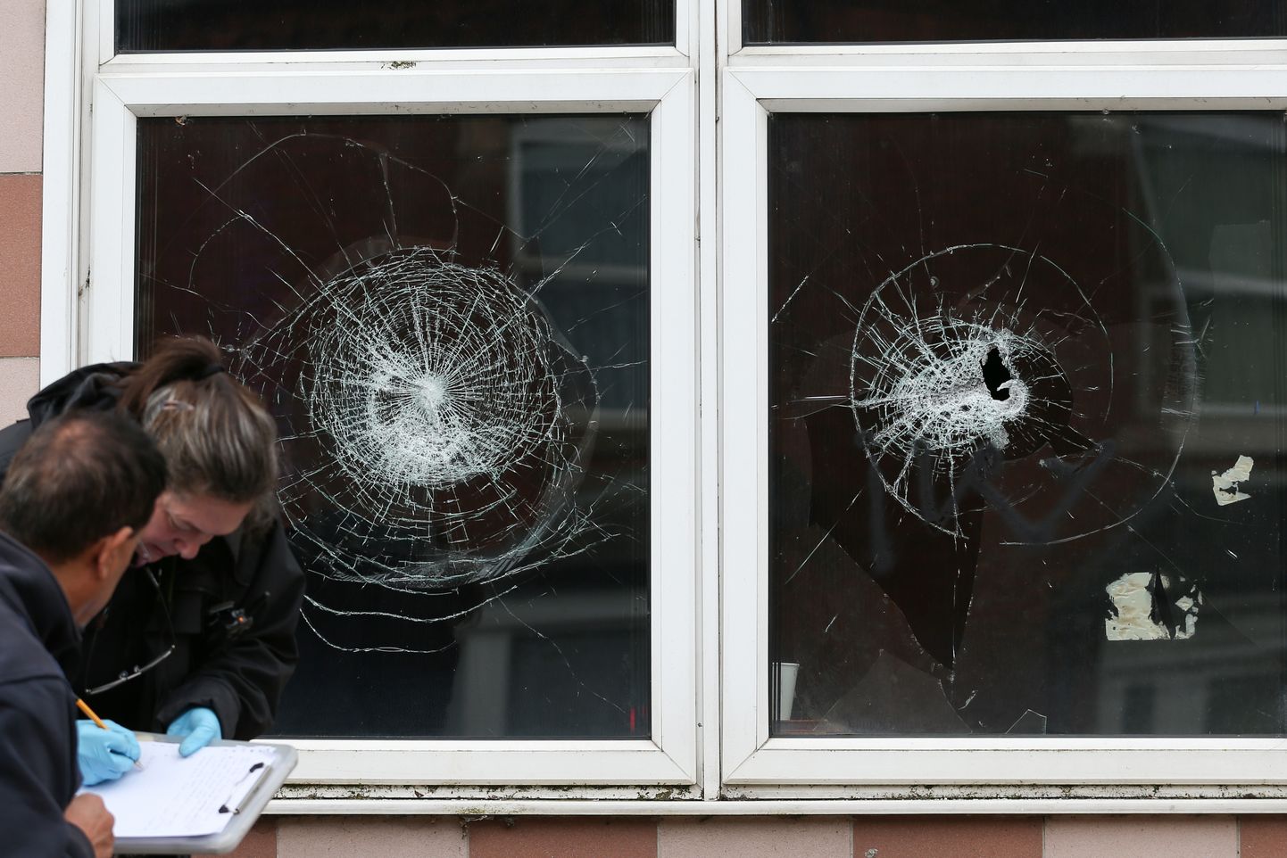 Briti politsei Birminghamis mošee juures, mille aknad vandaalid puruks lõid.