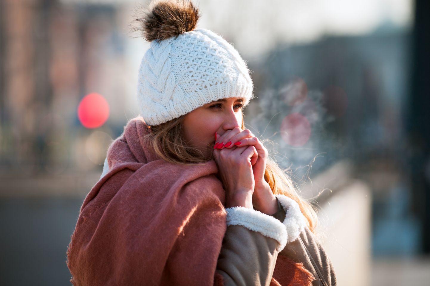 Женщина мерзнет зимой на улице. Иллюстративное фото