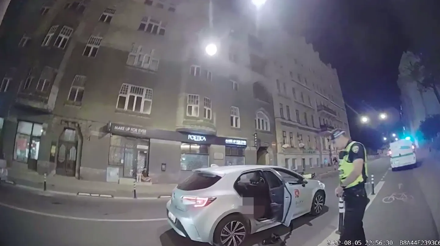 Iereibis vīrietis "Carguru" nomas automašīnā.