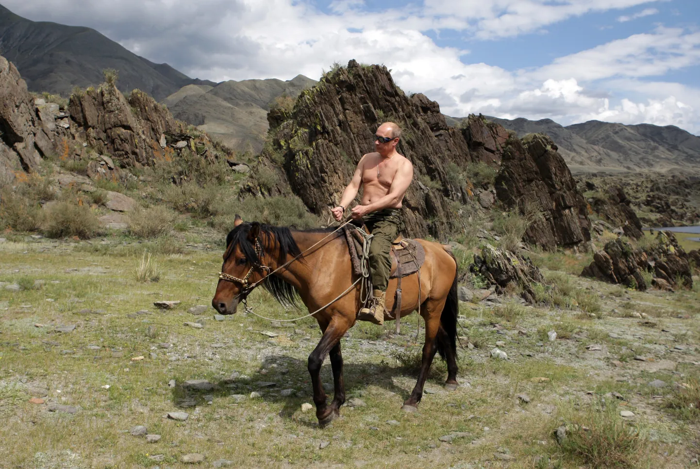Venemaa tollane peaminister, praegune president Vladimir Putin ratsutamas 3. augustil 2009 Lõuna-Siberis Tõvas puhkusel olles