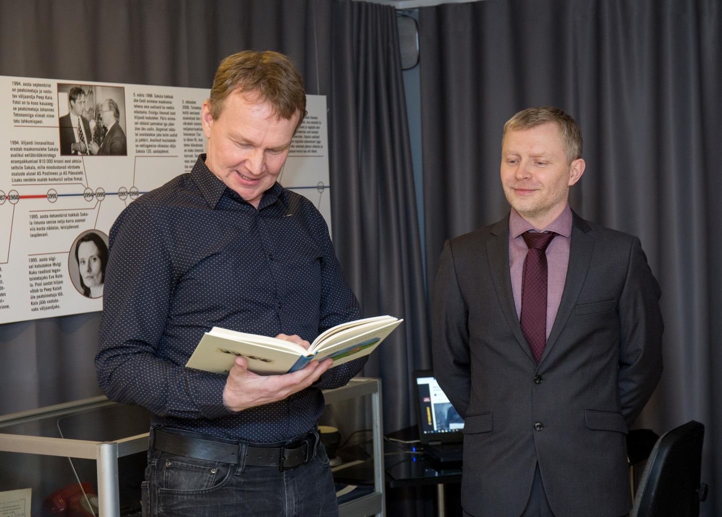 Viljandi muuseumi direktor Jaak Pihlak (vasakul) ja Sakala peatoimetaja Hans Väre ajalehe juubelinäituse avamisel.