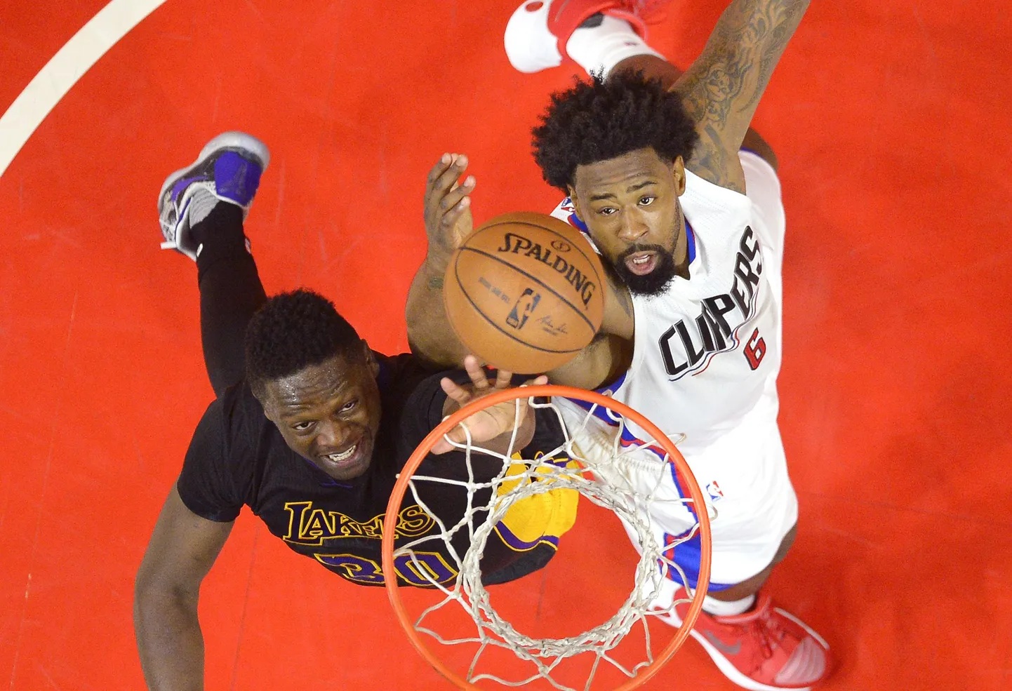 Los Angeles Lakers ääremängija Julius Randle (vasakul) ja Los Angeles Clippersi tsenter DeAndre Jordan 29. jaanuari mängus.