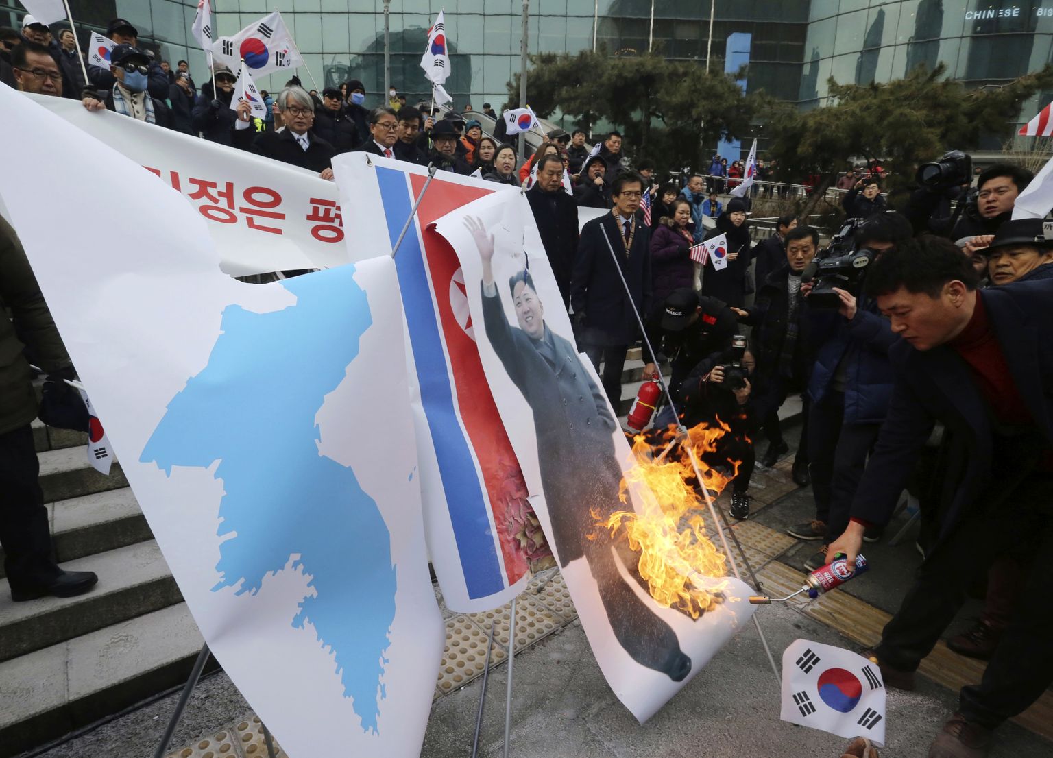 Meeleavaldus Lõuna-Koreas, kus protesteeritakse Põhja-Koreale olümpiamöönduste tegemise vastu. Põlema on pandud Põhja-Korea diktaatori Kim Jong-Uni pilt.