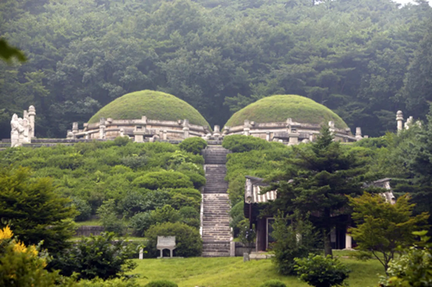 Kuningas Kongmini haud Kaesongis.