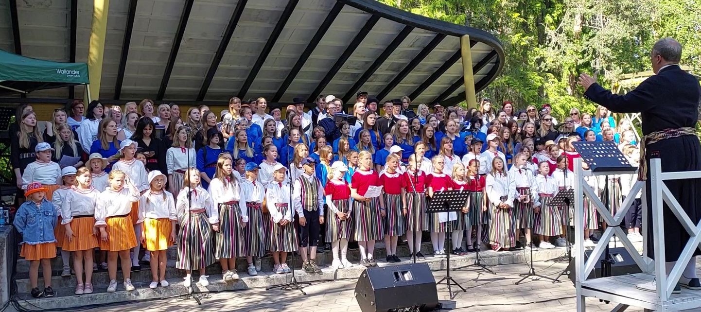 Ida-Virumaa laulupäeval osales ligikaudu 250 lauljat 12 koorist.