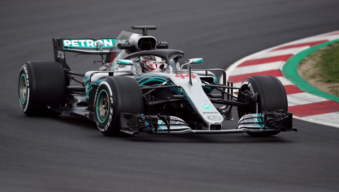 Lewis Hamilton Barcelonas esimesel testipäeval kilomeetreid mõõtmas.
