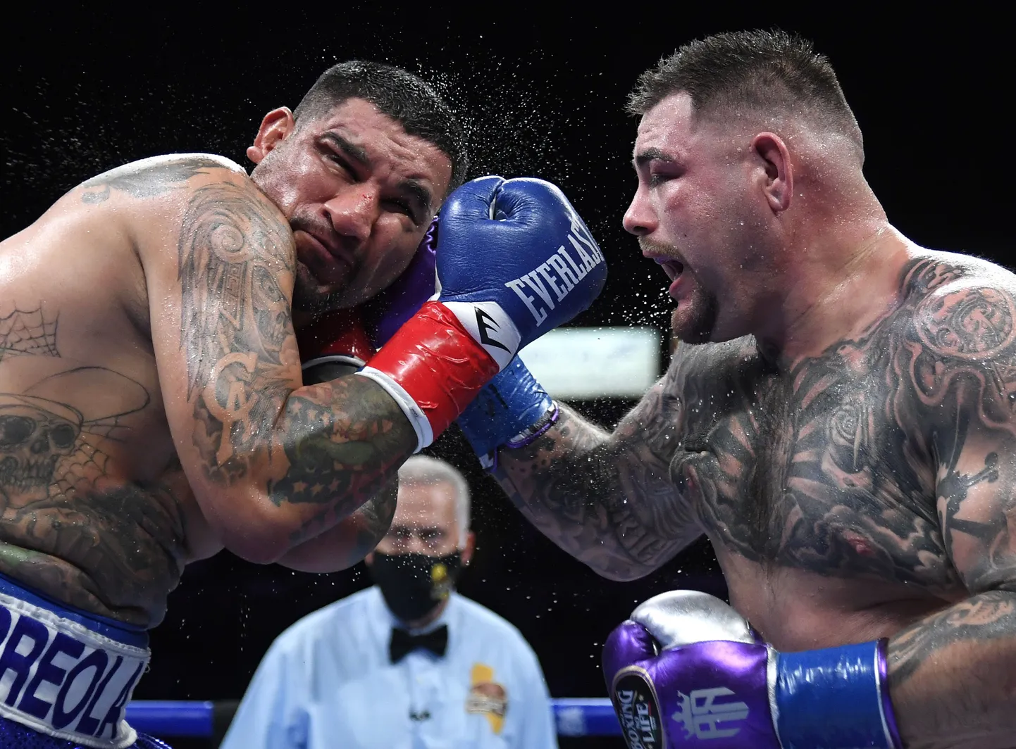 Andy Ruiz ja Chris Arreola 12. raund. Matši võitis kohtunike häältega Ruiz.