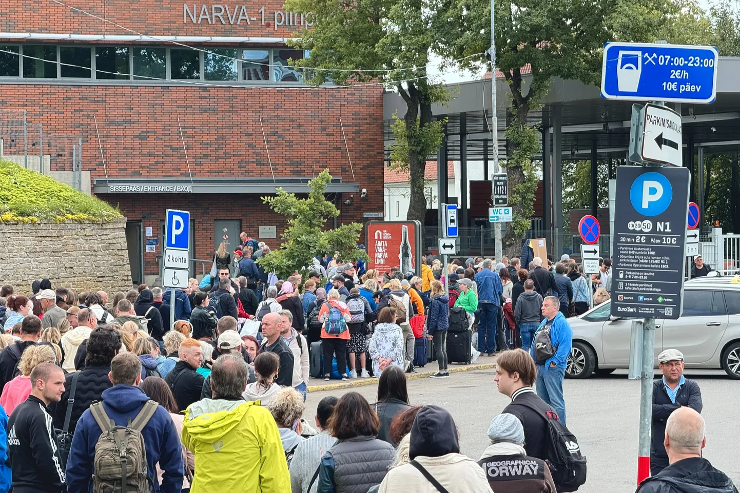 imesed seisavad Narva piiripunkti juures tundide viisi järjekorras, kuid ei pruugi enne öö tulekut ikkagi üle piiri pääseda, kuna ööseks pannakse piiripunkt kinni.