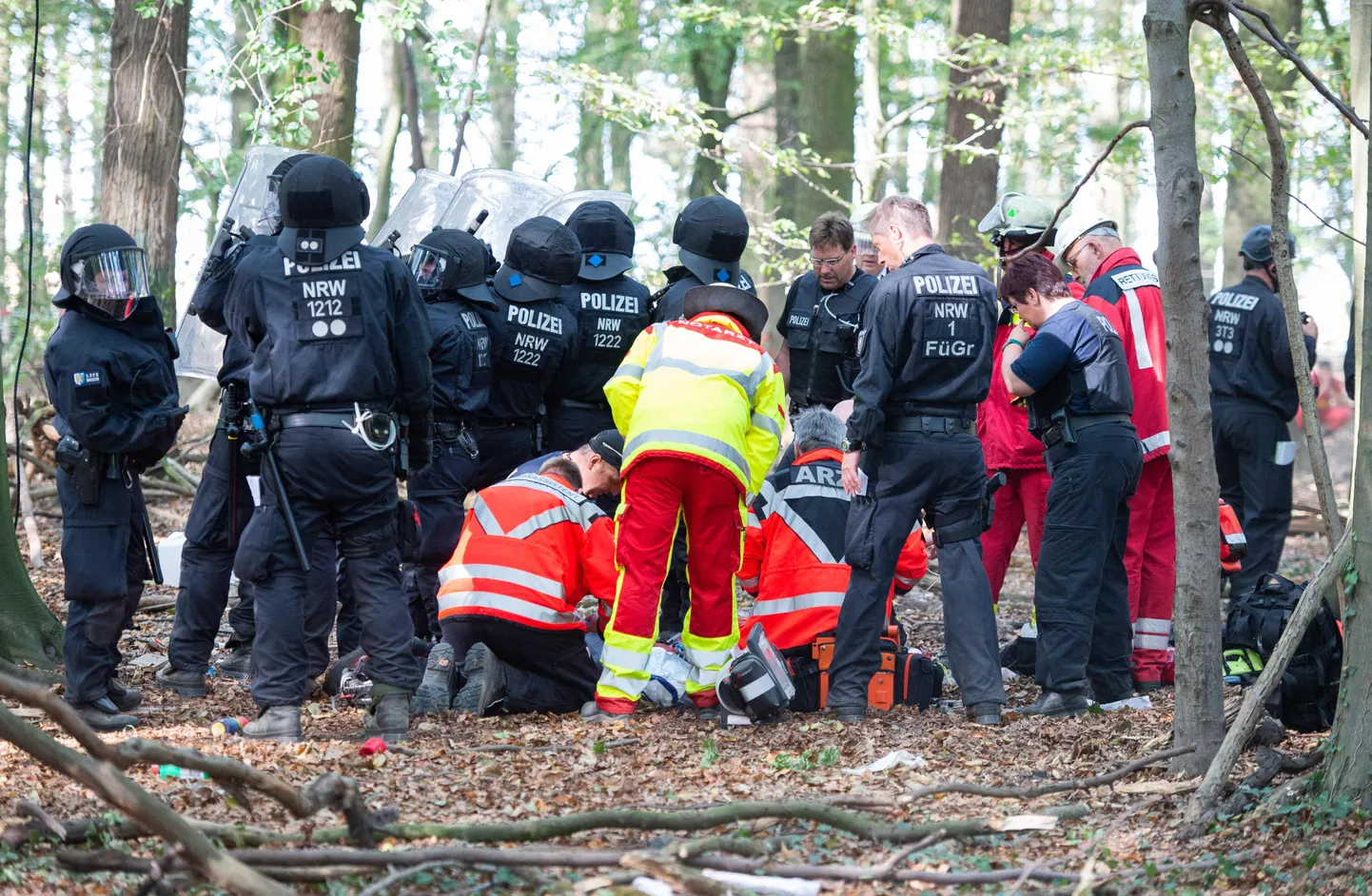 Keskkonnaaktivistide laagri lammutamist kajastanud ajakirjanik suri kukkumise tagajärjel.
