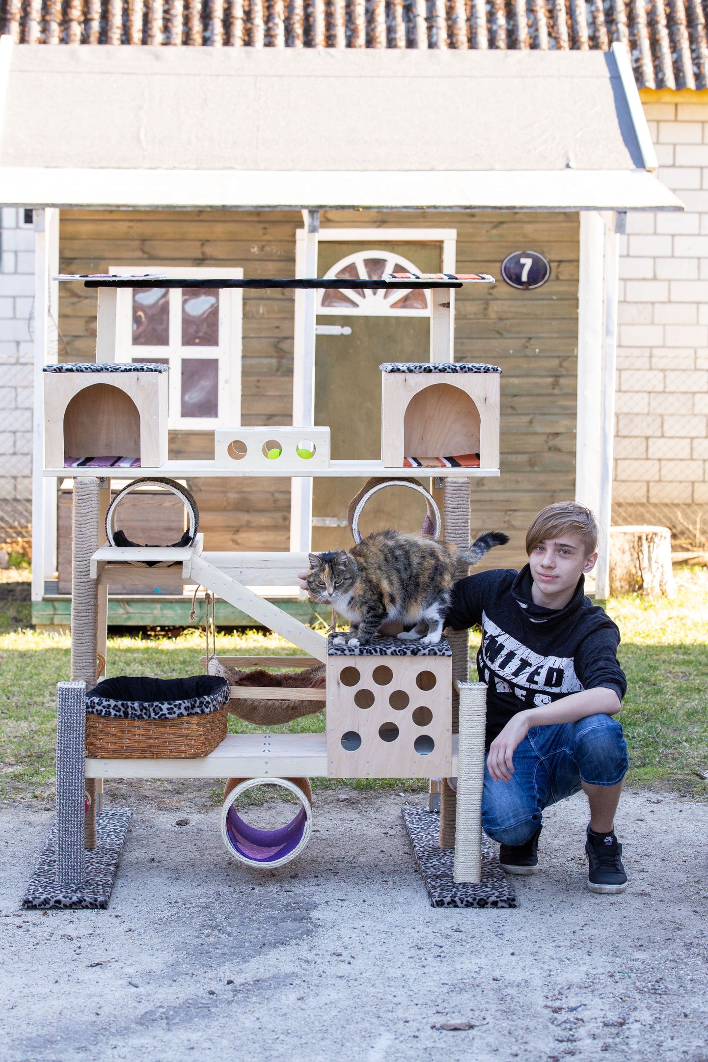 Karl Innar Kimmel ehitas MTÜ Kassivari kassidele kassimaja. Tema oma Kiskale maja igal juhul meeldis.