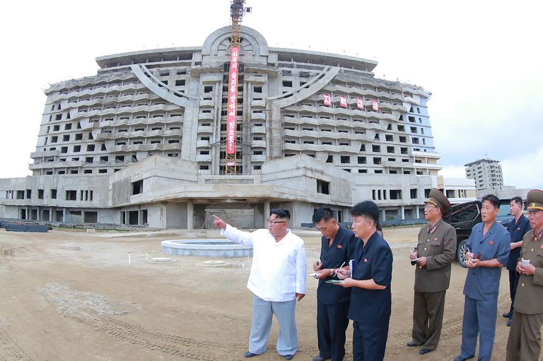 Kim Jong-un Wŏnsani linna ehitustöödel.