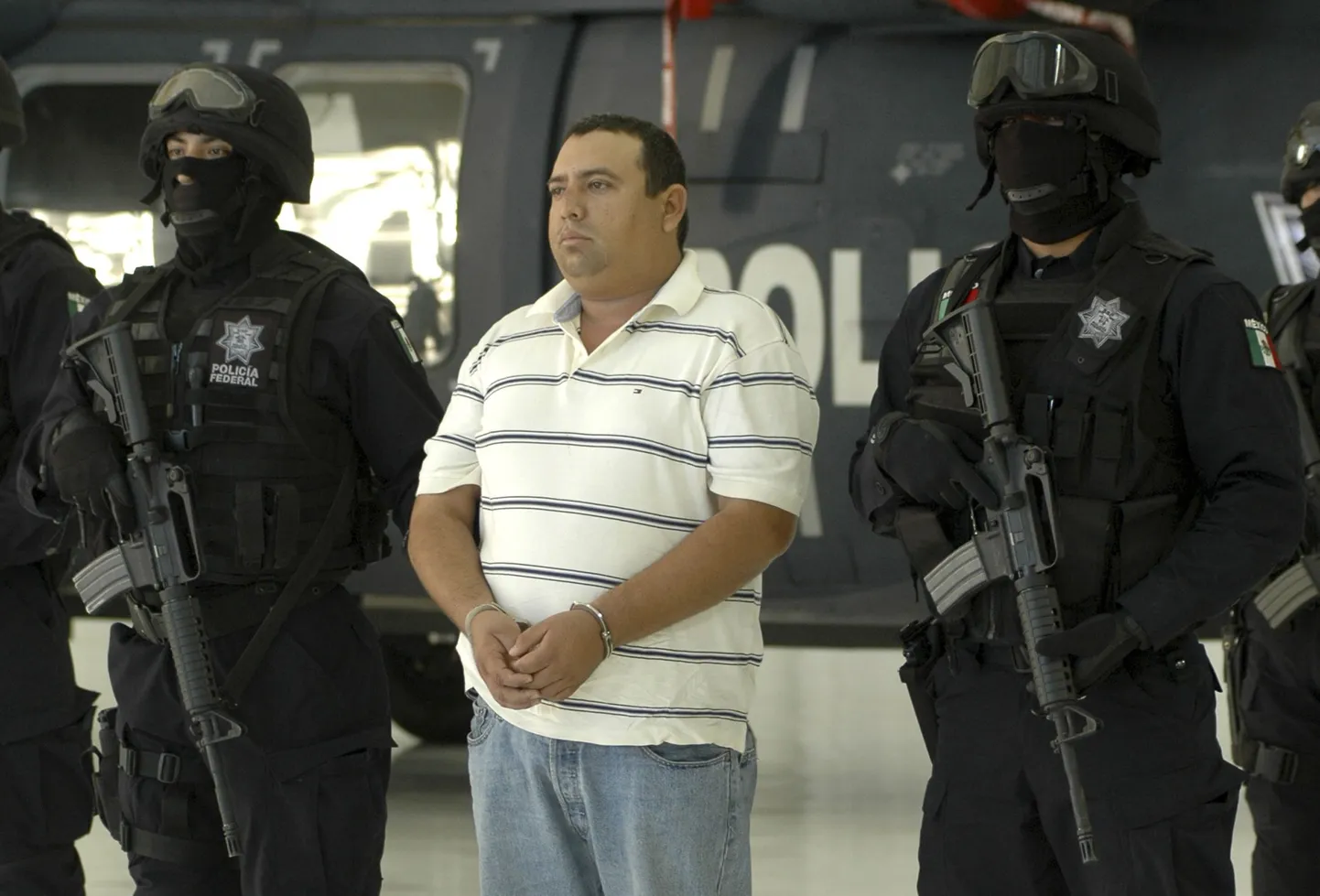 Mehhiko narkokuningas Jose Antonio Medina Arreguin ehk Don Pepe (keskel) koos politseinikega.