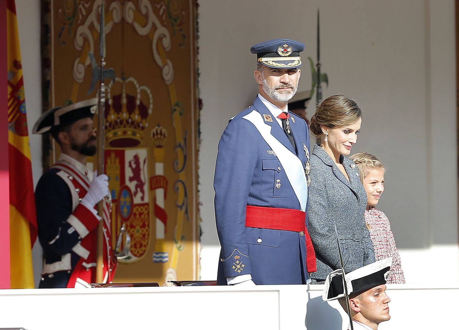 Hispaania kuningas Felipe VI koos perega eile Madridis sõjaväeparaadil.