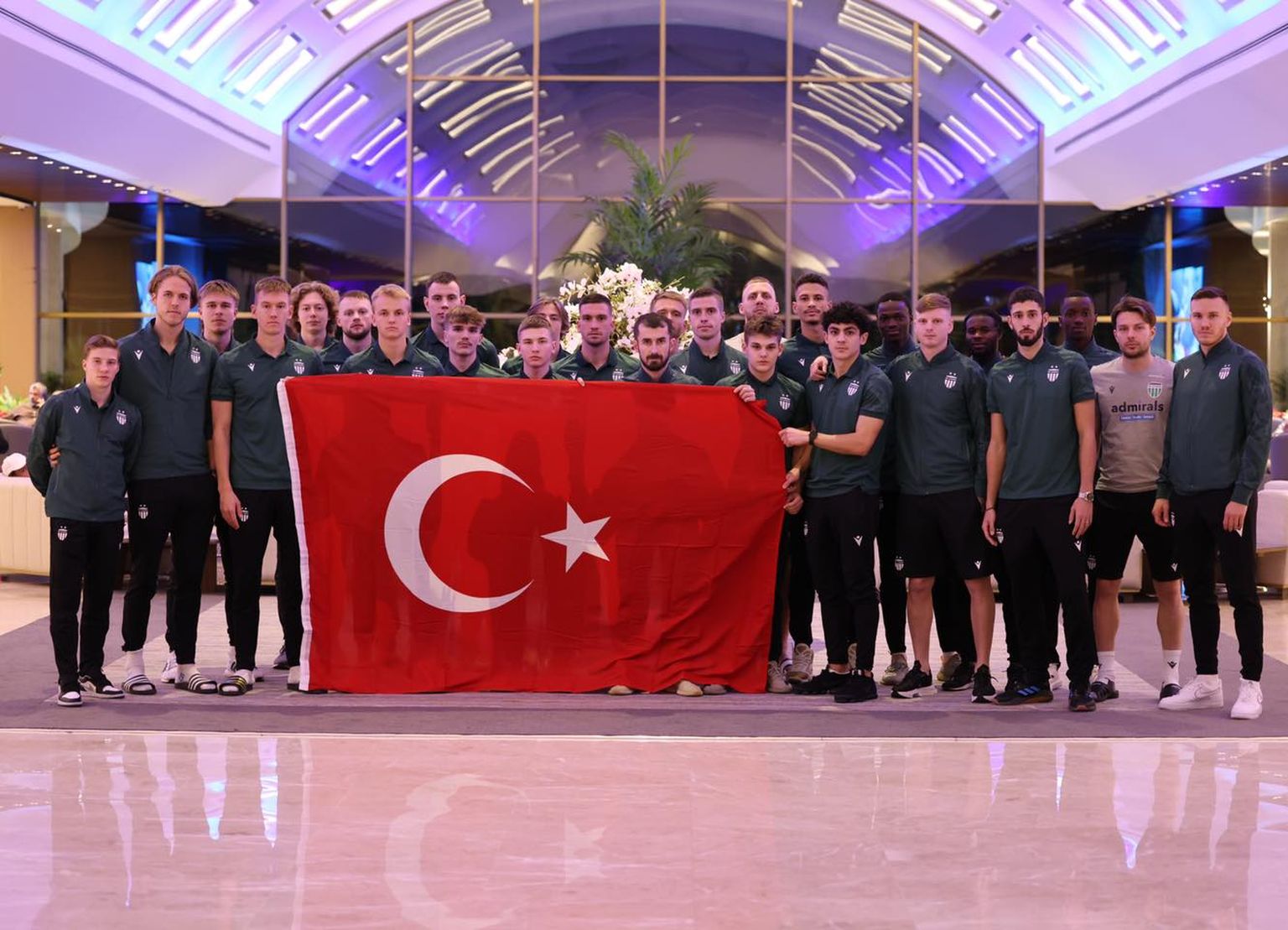 Tallinna FCI Levadia mängijad avaldavad Türgile toetust.