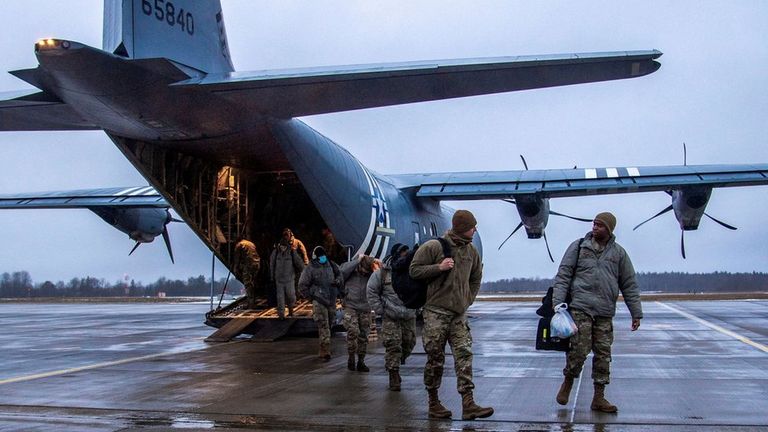 Американские и британские военные прибывают в Эстонию
