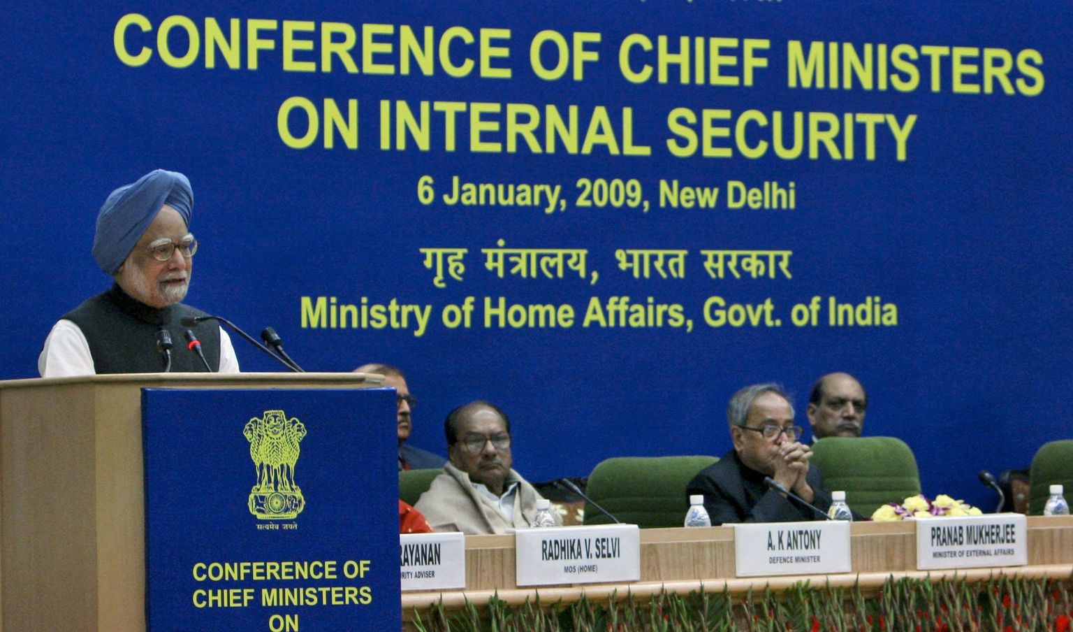 India peaminister Manmohan Singh esinemas konverentsil sisejulgeolekust.