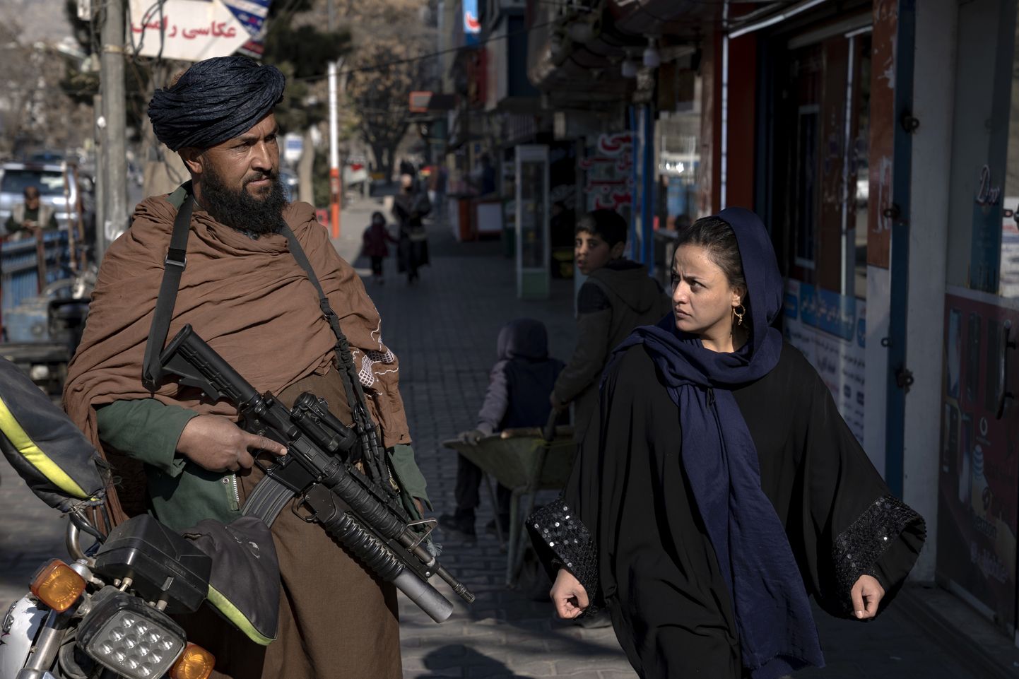 Talibani võitleja ning jalakäija Kabulis 26. detsember 2022.