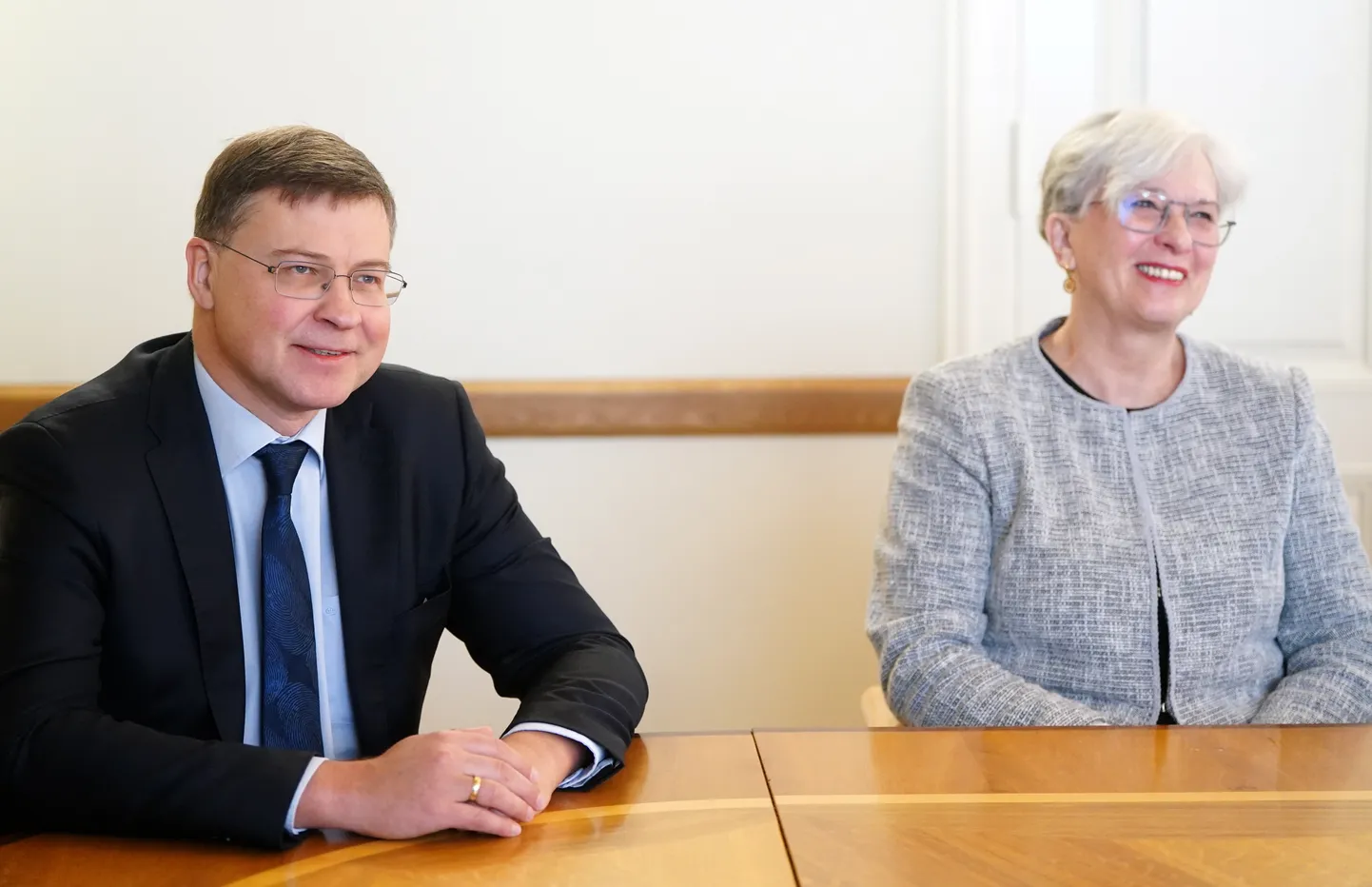 Partiju apvienības "Jaunā vienotība" Eiropas Parlamenta (EP) vēlēšanu saraksta līderi - EP deputāte Sandra Kalniete un Eiropas Komisijas priekšsēdētājas izpildvietnieks Valdis Dombrovskis Centrālajā vēlēšanu komisijā, kur "Jaunā vienotība" iesniedz kandidātu sarakstu EP vēlēšanām.
