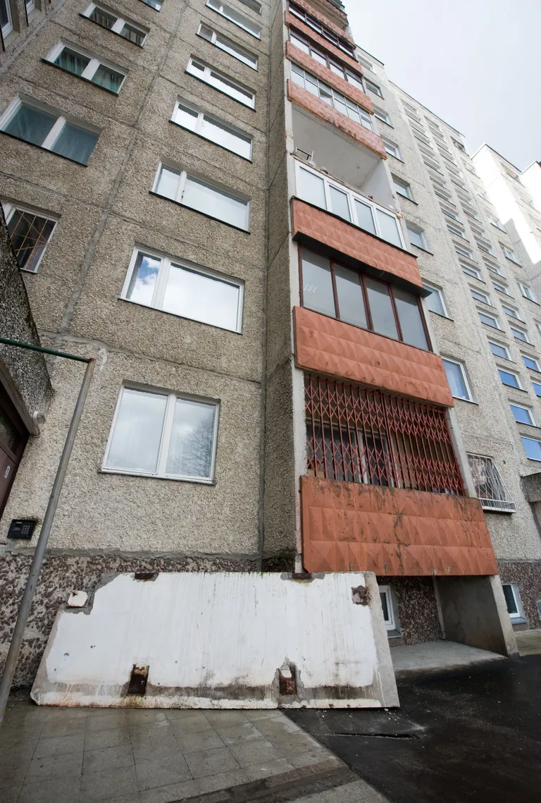 2012. aastal kukkus Tallinnas Lasnamäel Kalevipoja tänaval umbes tonn kaaluv rõdupaneel otse kojamehe kõrvale.
