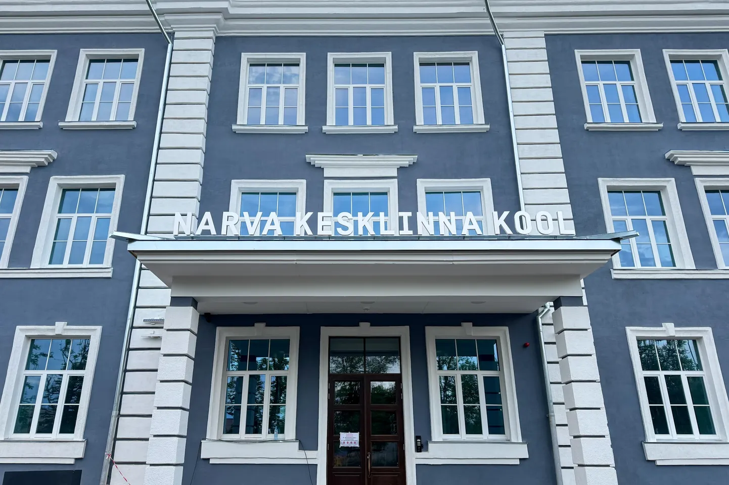 Обновленное здание Нарвской Кесклиннаской школы.