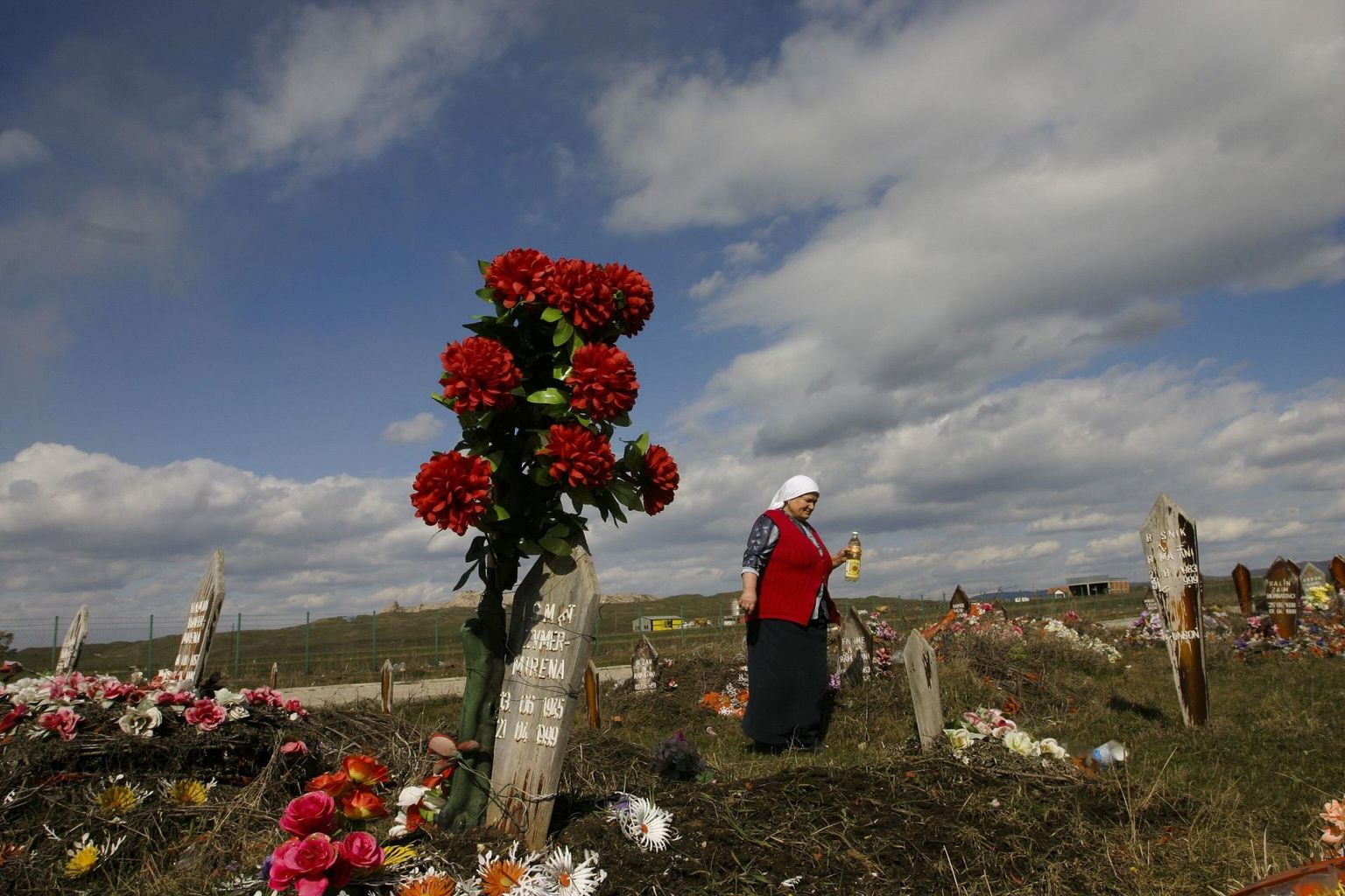 Kosovlasest naine mälestamas viimases Balkani sõjas 1999. aastal hukkunuid Fushë Kosovës. Kosovo sõjas jäi kadunuks üle 3000 inimese, kellest enamiku saatus on tänini teadmata.