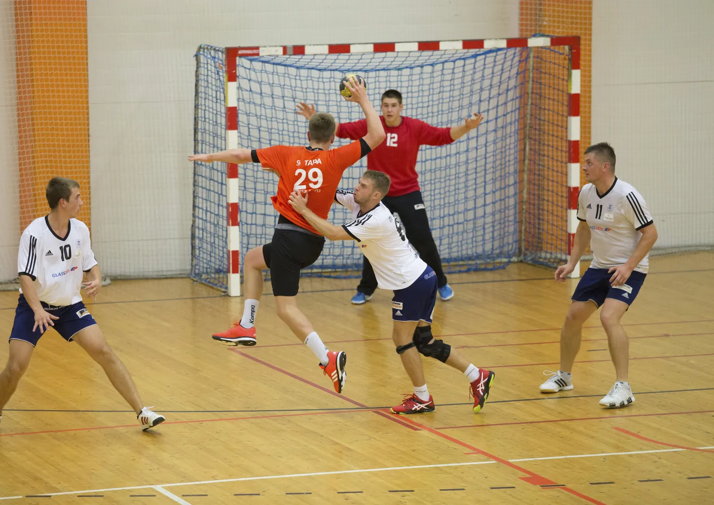 Spordiklubi Tapa käsipallimeeskond (oranžis).