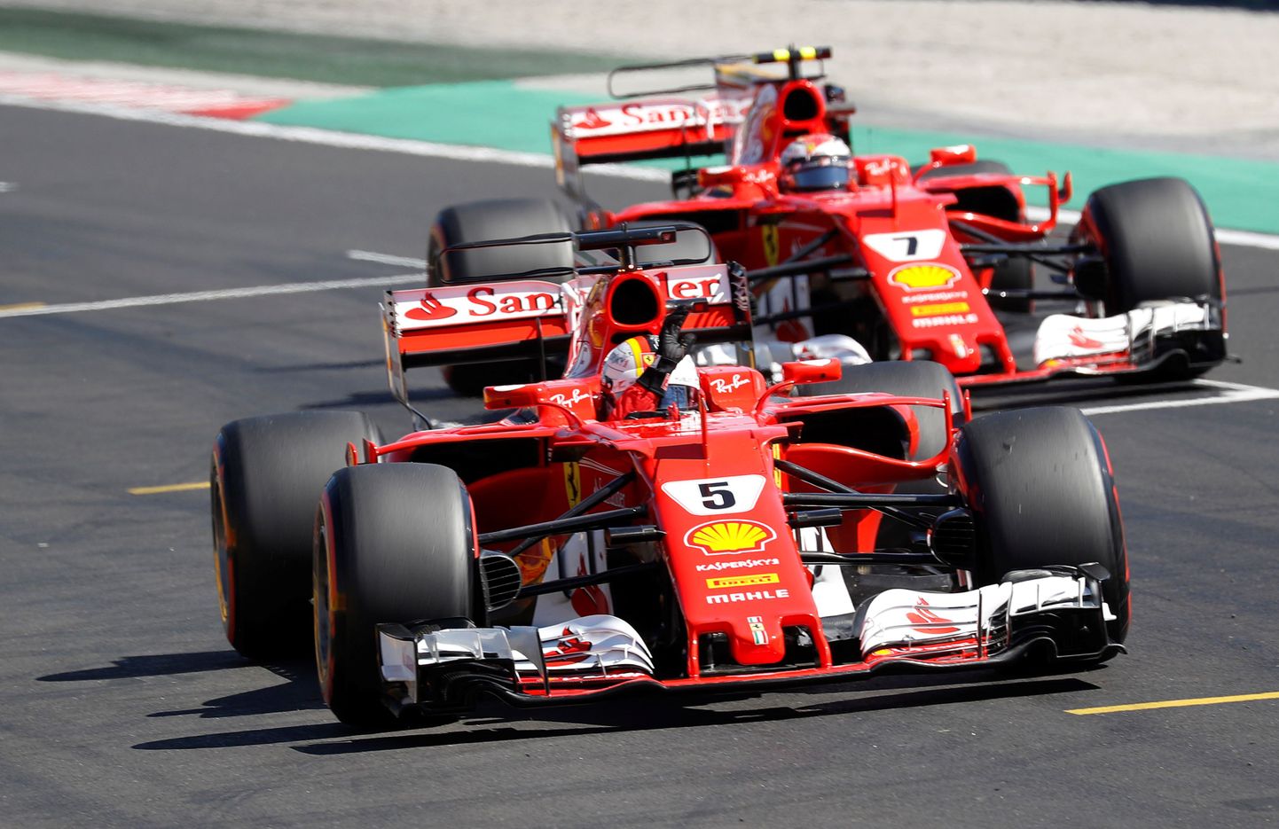 Sebastian Vettel (vasakul) ja Kimi Räikkönen Ungari GP kvalifikatsioonis.