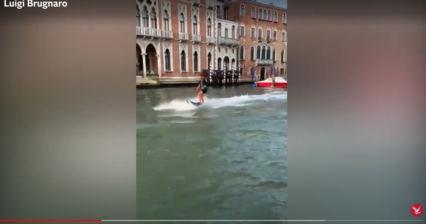 Kaader videost, millel on näha kaht turisti Itaalia Veneetsia Suurel kanalil motoriseeritud surfilauaga sõitmas