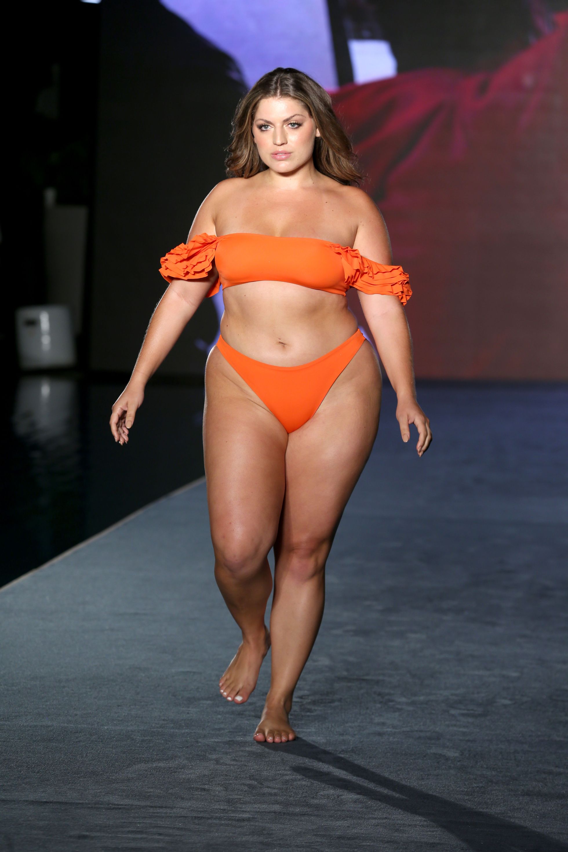 Ella Halikas kõnnib 2021. aasta ujumisriiete moeüritusel, mis toimus Miamis.