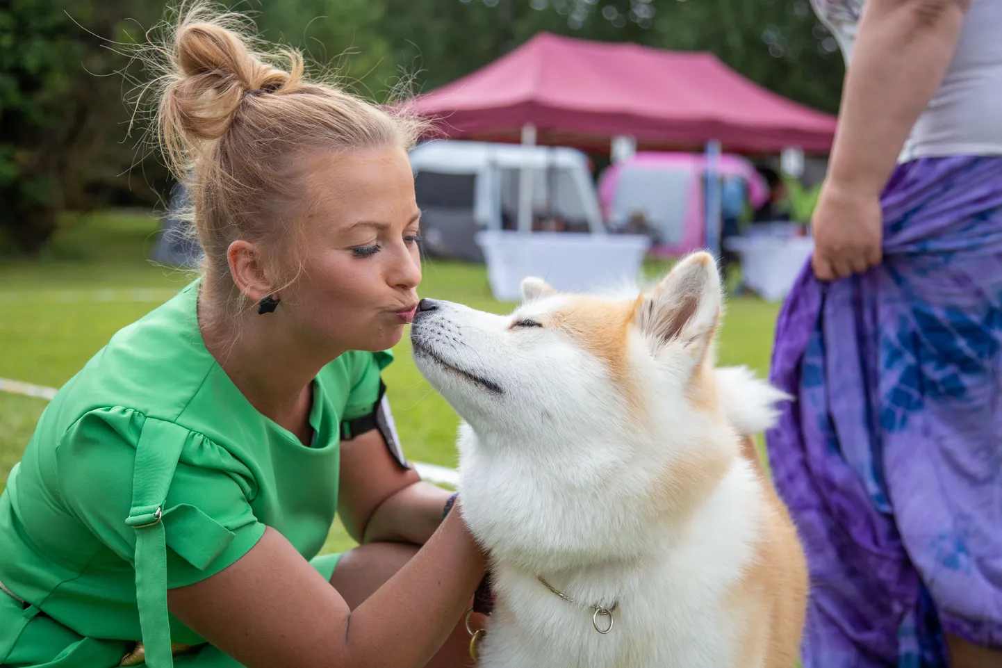 2019. aasta koertenäitus Imaveres. Pildil Järvamaalt pärit Triin Väin enda koera järglase Jaapani Akita Akiraga.