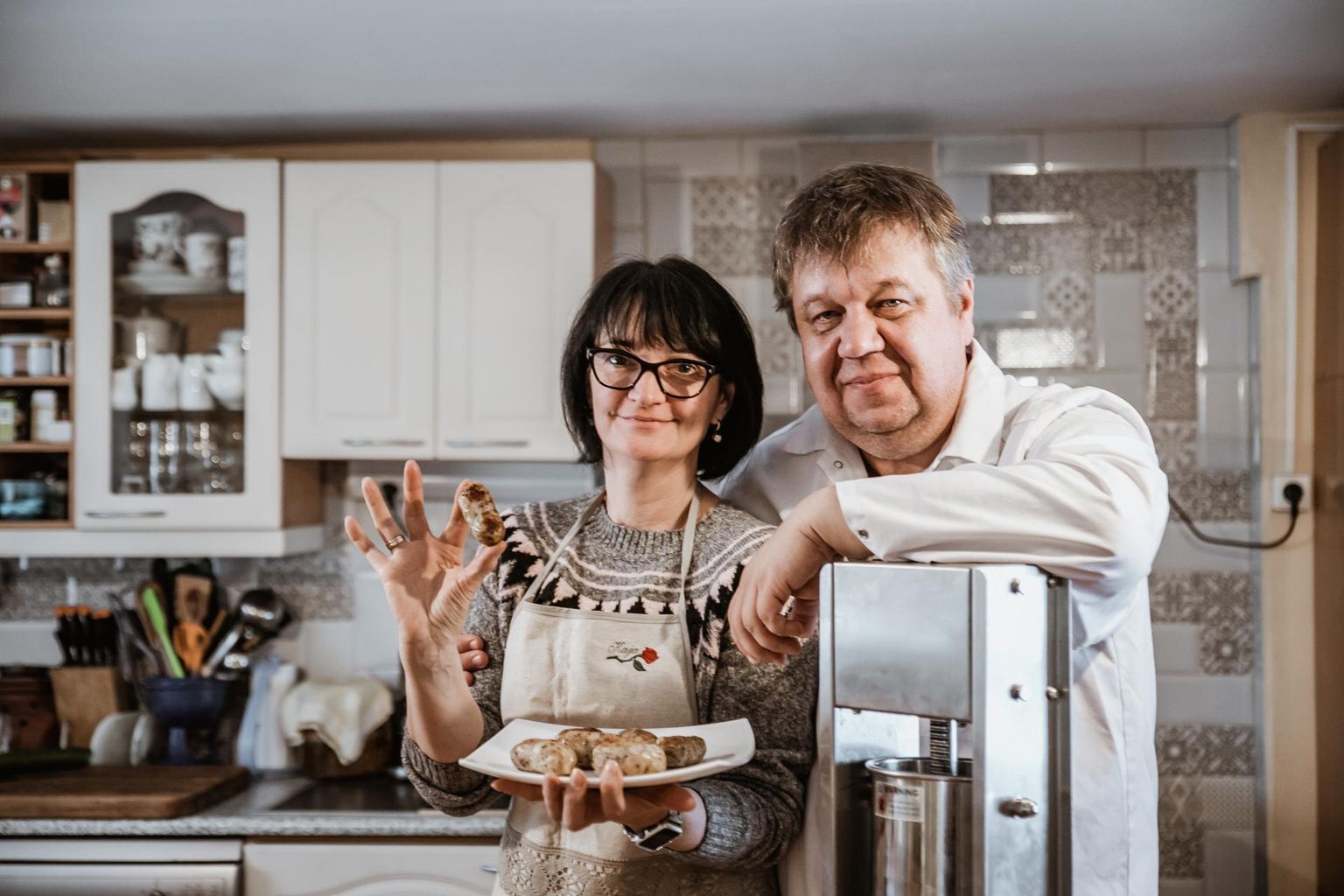 Kartulivorstidega üllatas Otto talu peremees Urmas Kivisalu, kes abikaasa Kaja Kivisaluga neid koduköögis perele valmistab.