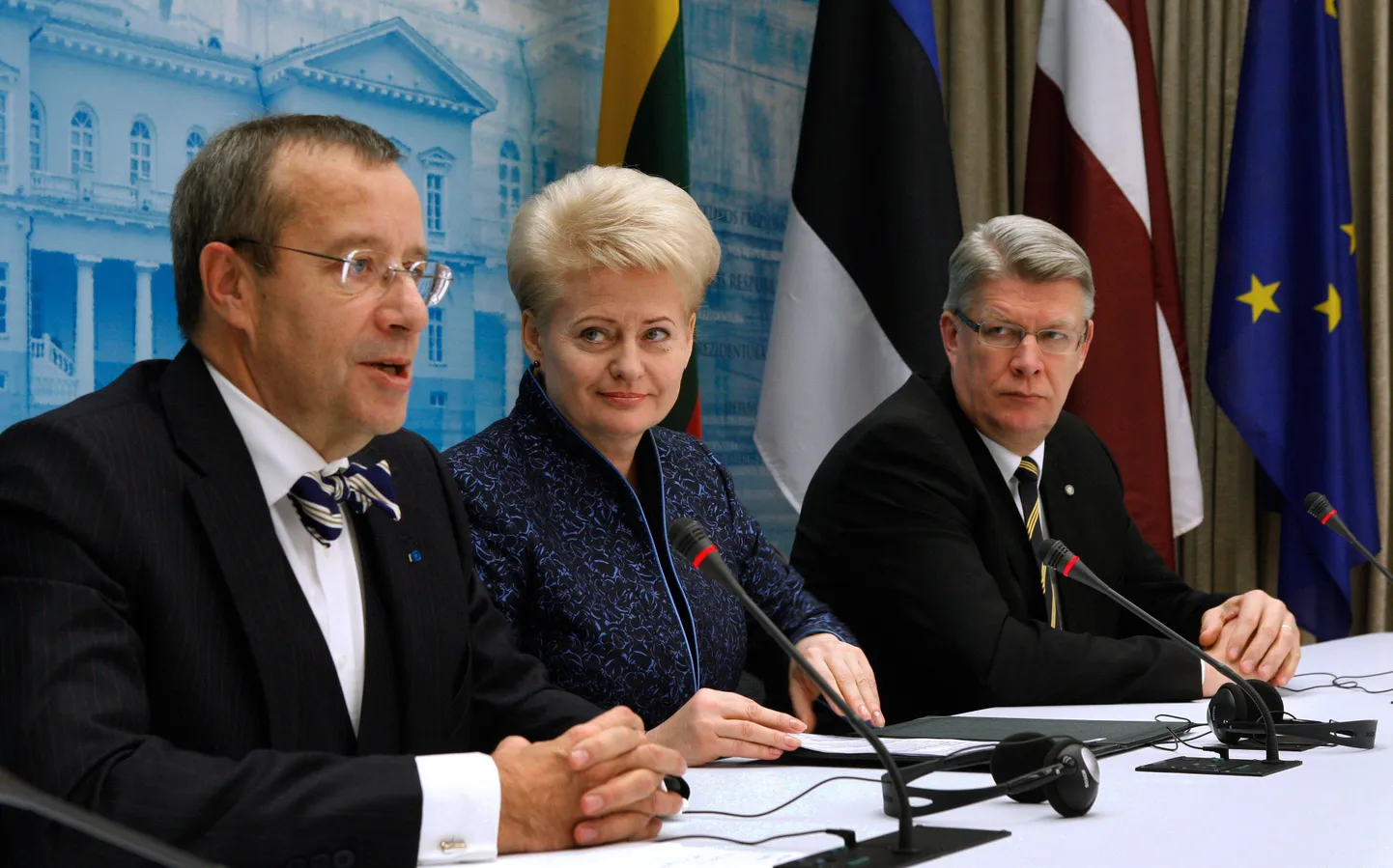 Leedu president Dalia Grybauskaite oma Eestist ja Lätist saabunud ametivendade vahel.