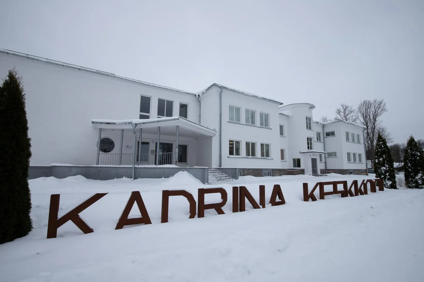 Kadrina keskkooli noored ootavad meeleolukat jõulukontserti kuulama.