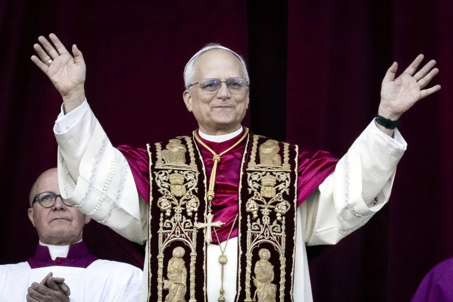 Itālija, Roma, Vatikāns, 2025. gada 8. maijs : Kardināls Roberts Prevo ievēlēts par pāvestu ar pāvesta Leona XIV vārdu.