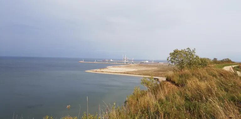 Päite pangalt avaneb vaade Sillamäe sadamale.