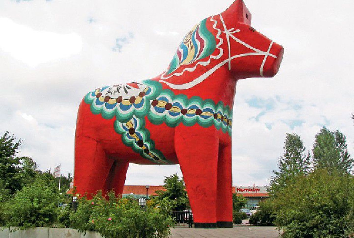 Dalarna maakonna piiiril seisab piirkonna sümbol hiigelhobune Dalahäst.