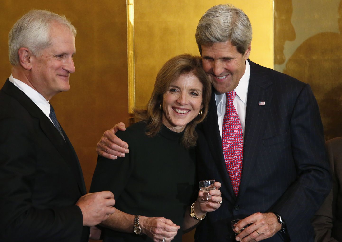 USA välisminister John Kerry (paremal) koos Caroline Kennedy ja tema abikaasa Edwin Schlossbergiga.