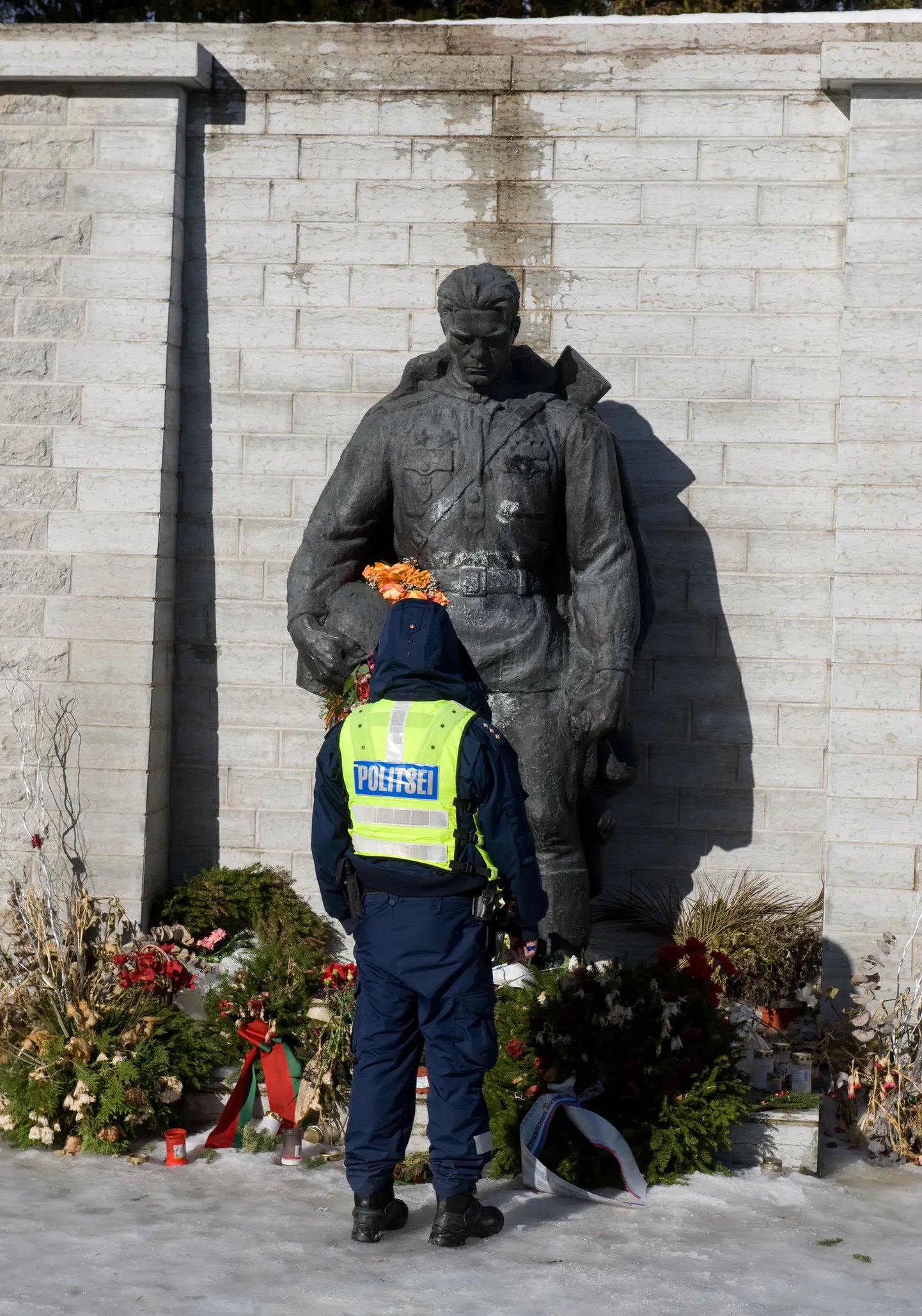 Памятник погибшим в Эстонии советским солдатам был испачкан мелом.