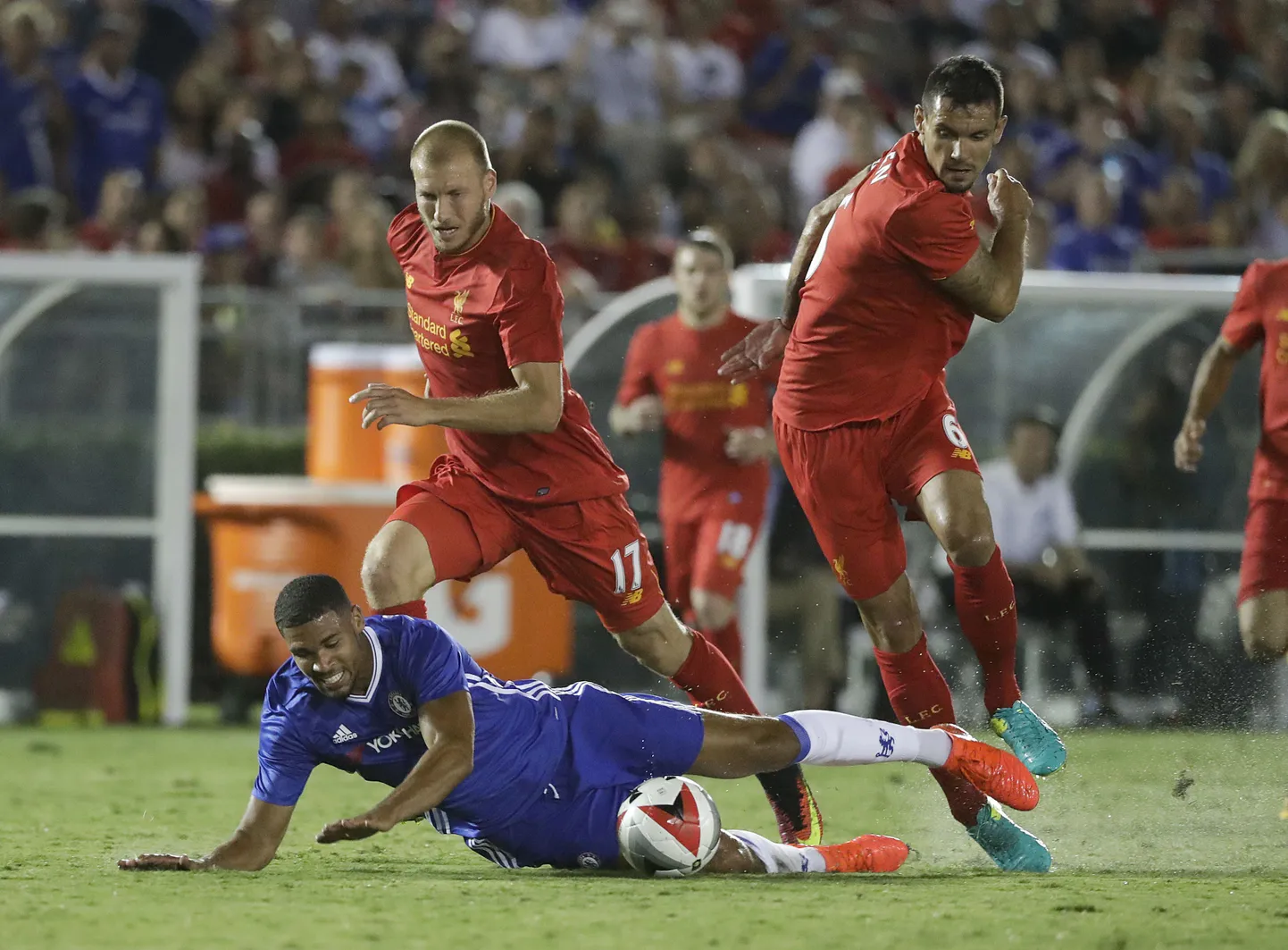 Ragnar Klavan (nr. 17) ja Dejan Lovren (nr. 6) heitlemas Londoni Chelsea mängumehe Ruben Loftus-Cheekiga.