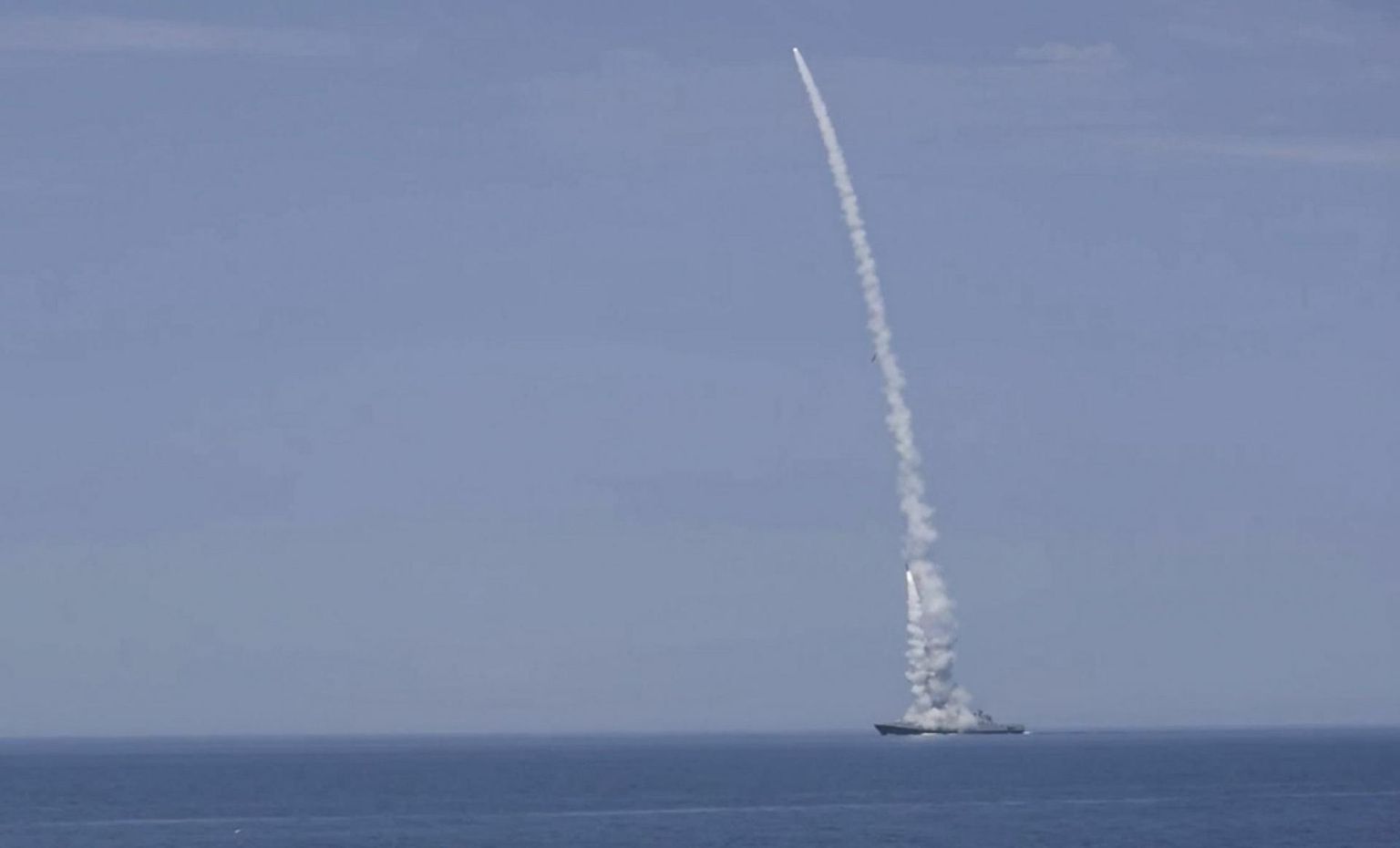 Venemaa sõjalaev Mustalt merelt tiibraketti välja tulistamas. 