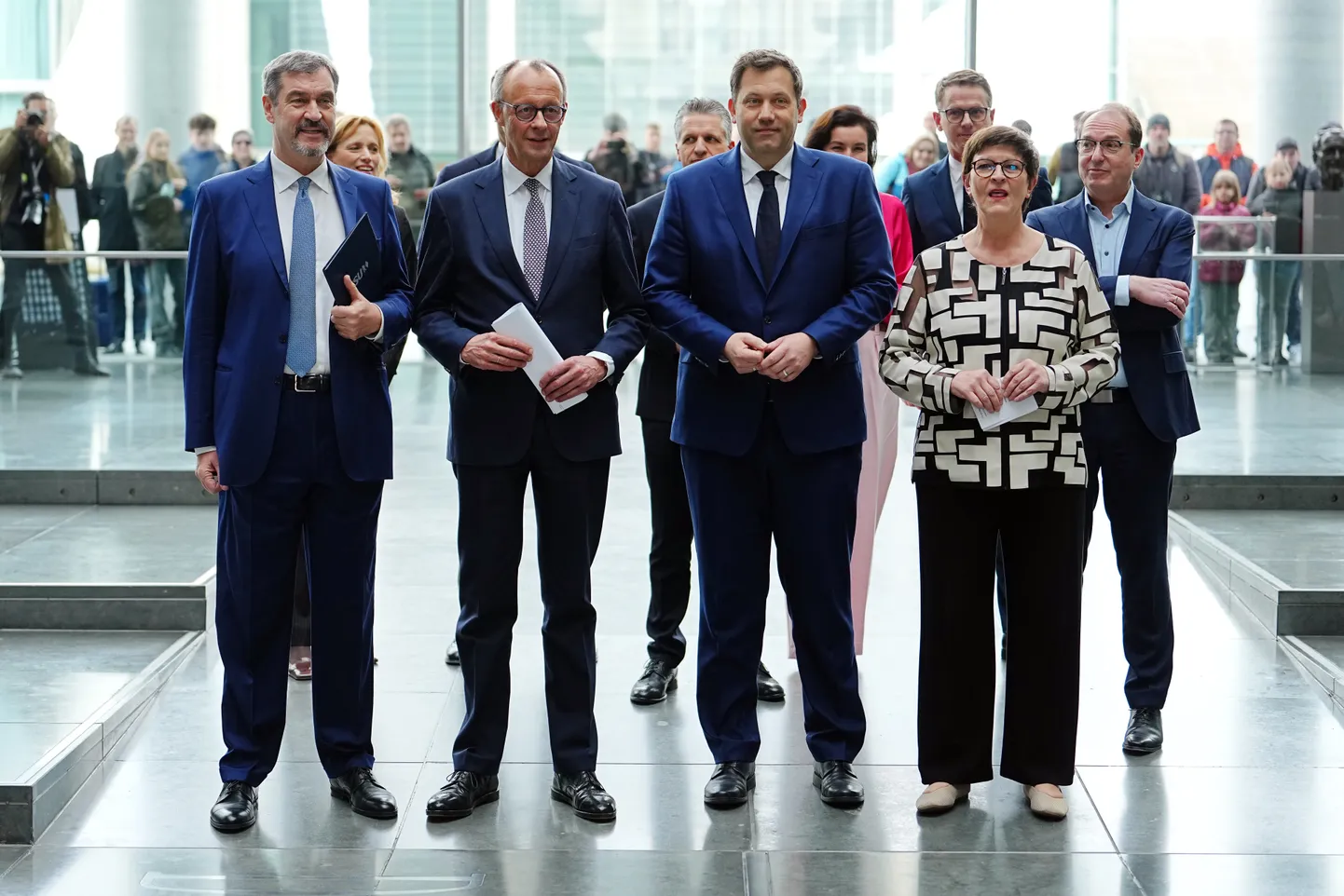 Saksamaa tõenäoline uus kantsler Friedrich Merz (CDU) koos Markus Söderi (CSU) ning SPD  juhtide Lars Klingbeili ja Saskia Eskeniga Bundestagis saabumas koalitsioonileppe tutvustamisele  9. aprillil 2025. aastal.