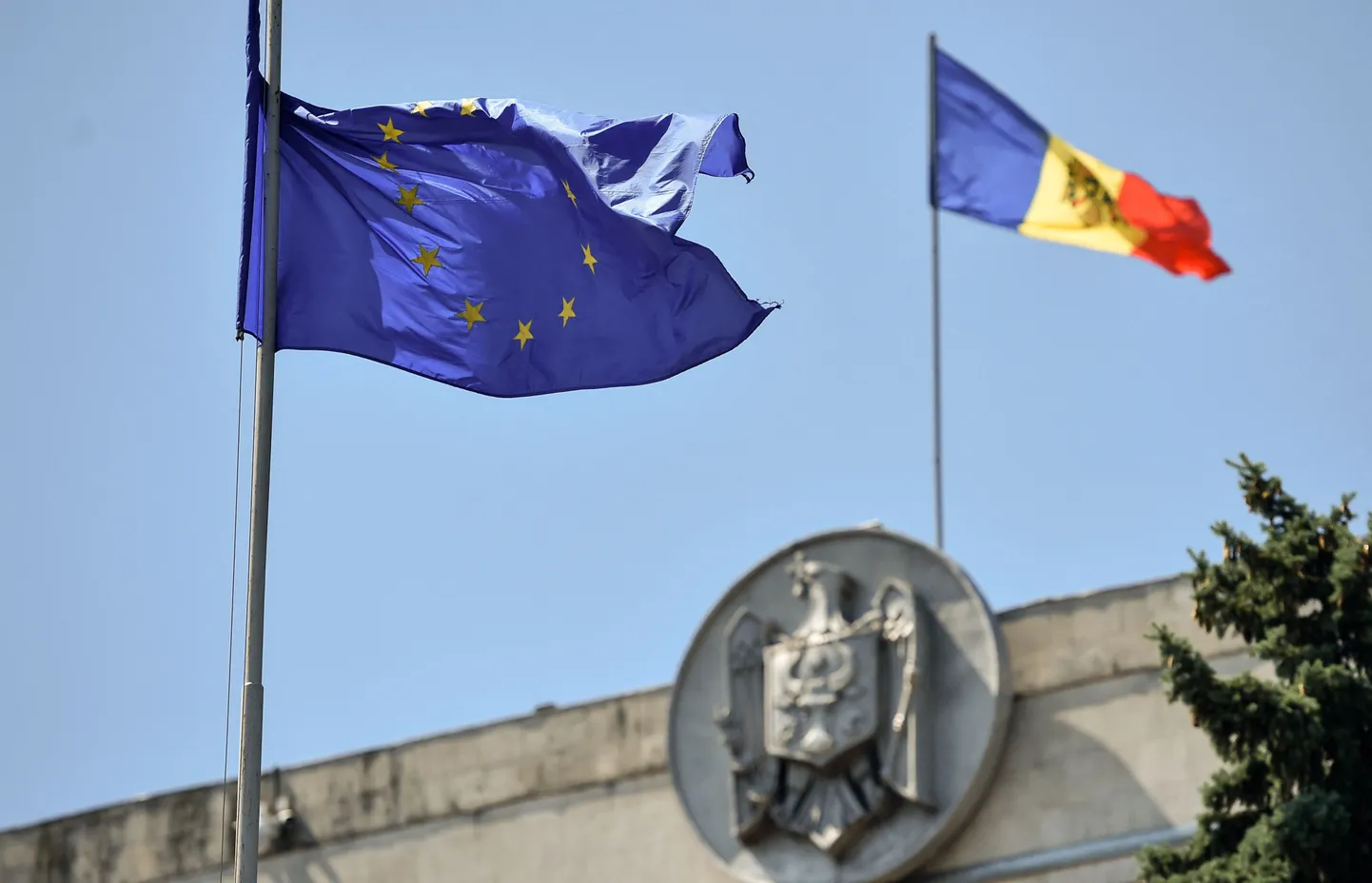 Euroopa Liidu ja Moldova lipud.