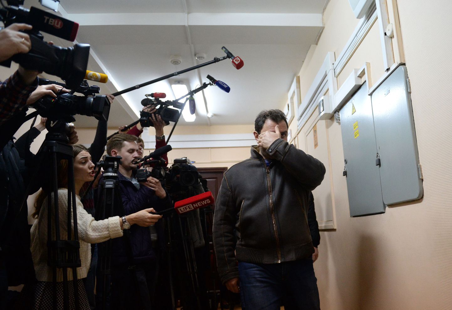 От репортеров и камер Пирумов закрывал лицо листком бумаги и не отвечал на вопросы журналистов, а во время процесса вел себя уверенно, был немногословен и хмур.