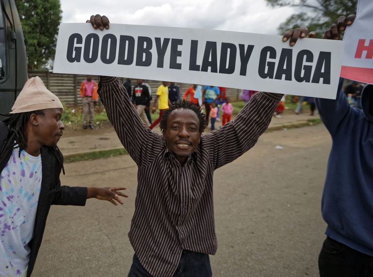 Meeleavaldaja Zimbabwes esileedi lahkumise üle rõõmustamas. 