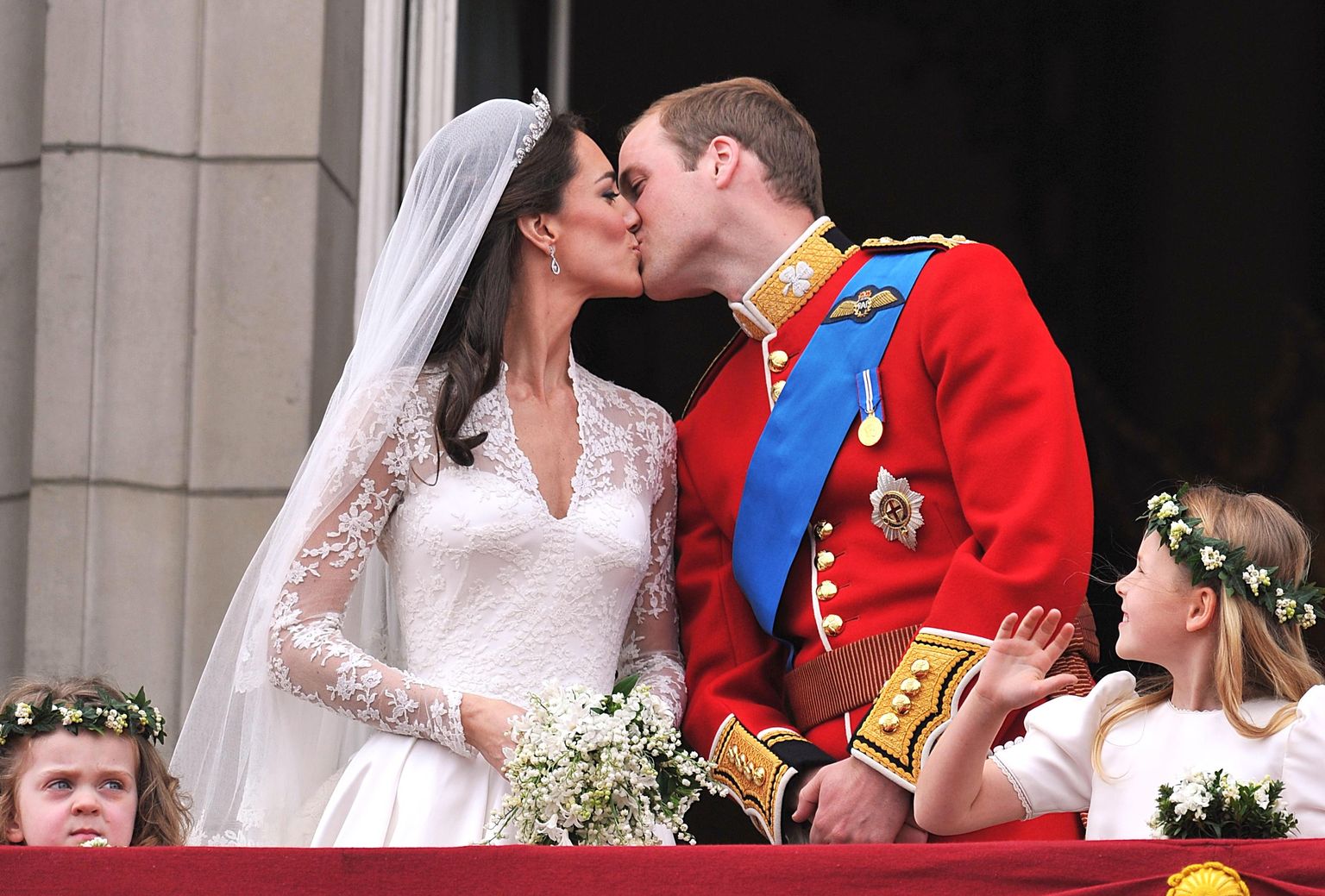 Prints William ja Catherine Middleton suudlemas oma pulmapäeval 29. aprillil 2011 Buckinghami palee rõdul