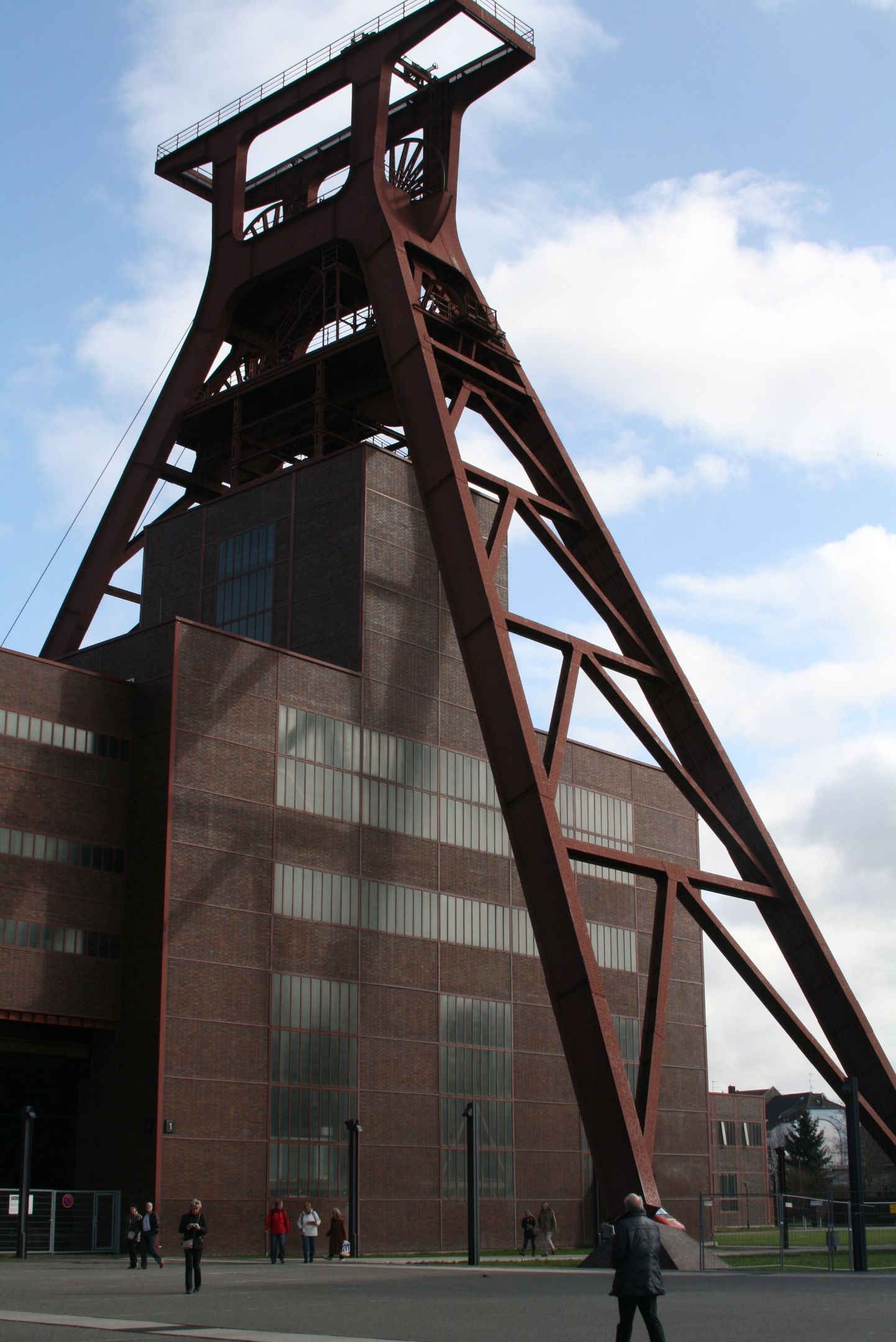 Zollvereini söekaevanduse tõstetorn. Kaevandus ja sinna juurde kuuluv muuseum on üks peamisi vaatamisväärsusi 2010. aasta  Euroopa kultuuripealinnas Essenis.