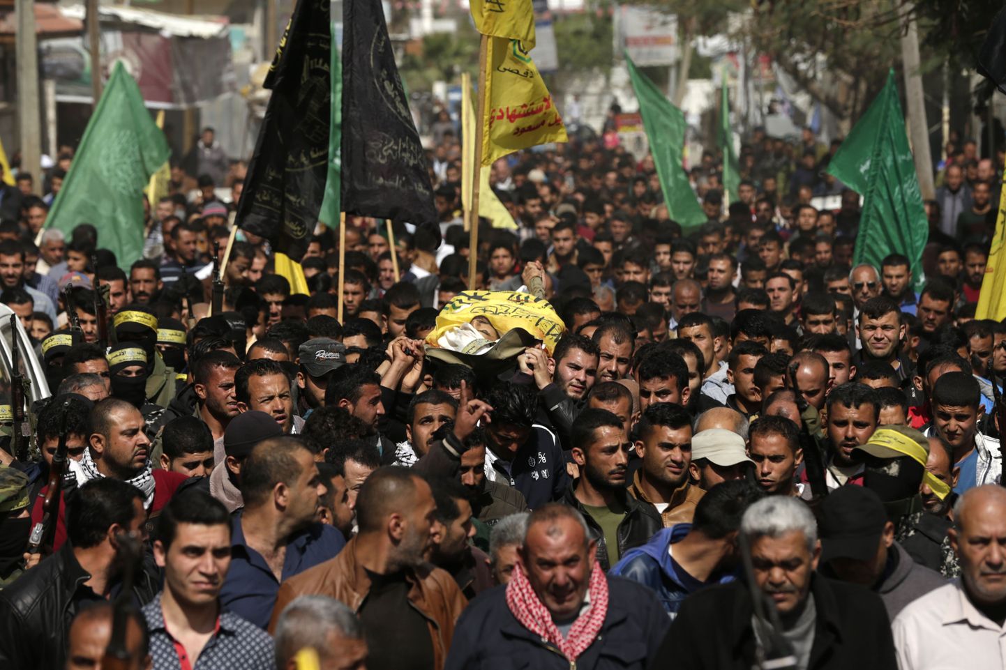 Reedestes kokkupõrgetes Iisraeli sõjaväega surma saanud Hamdan Abu Amsha matustele Gazas kogunes tuhandeid palestiinlasi. Meeleavalduste käigus sai kokku surma 16 palestiinlast.
