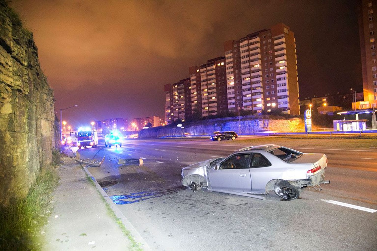 Oktoobrist alates ei tohi kindlustusseltsid kahju hüvitamisega õnnetuse järel enam viivitada. Pildil avarii Tallinnas Laagna teel eelmisel reedel.