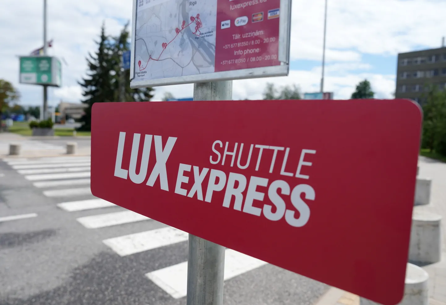Табличка маршрута Lux Express, соединяющего центр Риги с Рижским аэропортом.